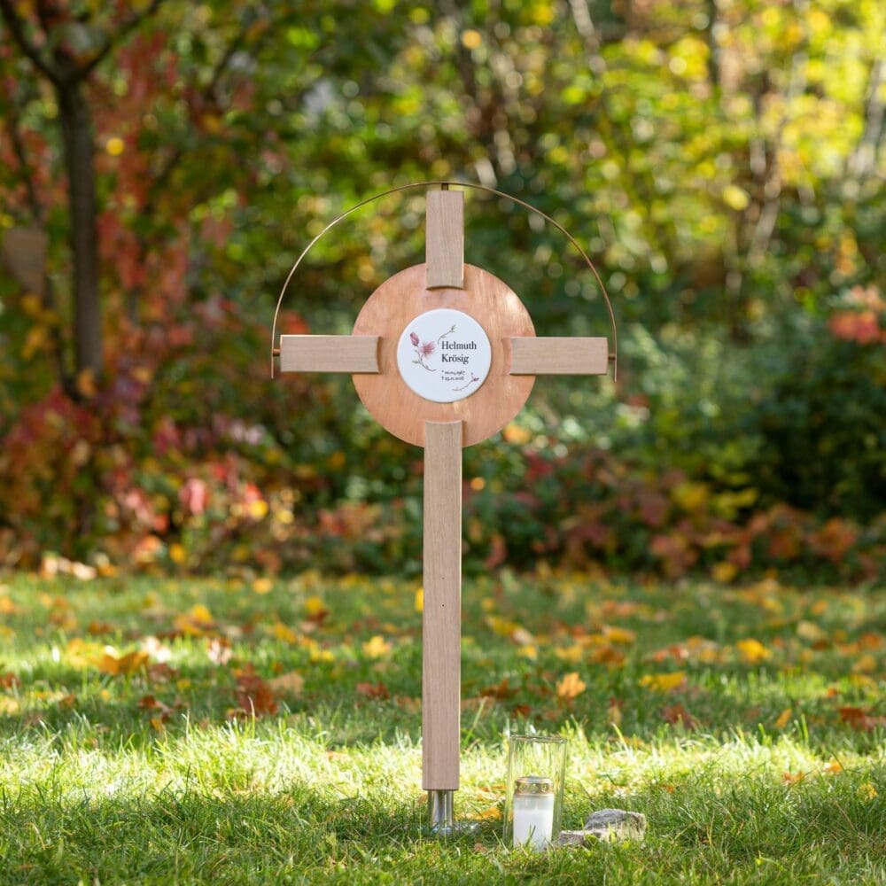 Holzgrabmal mit Kupferplatte und Dach