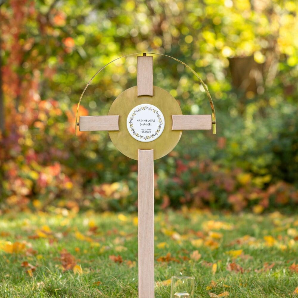 Modernes Holzgrabmal mit Messingplatte und individualisiertem Grabschild