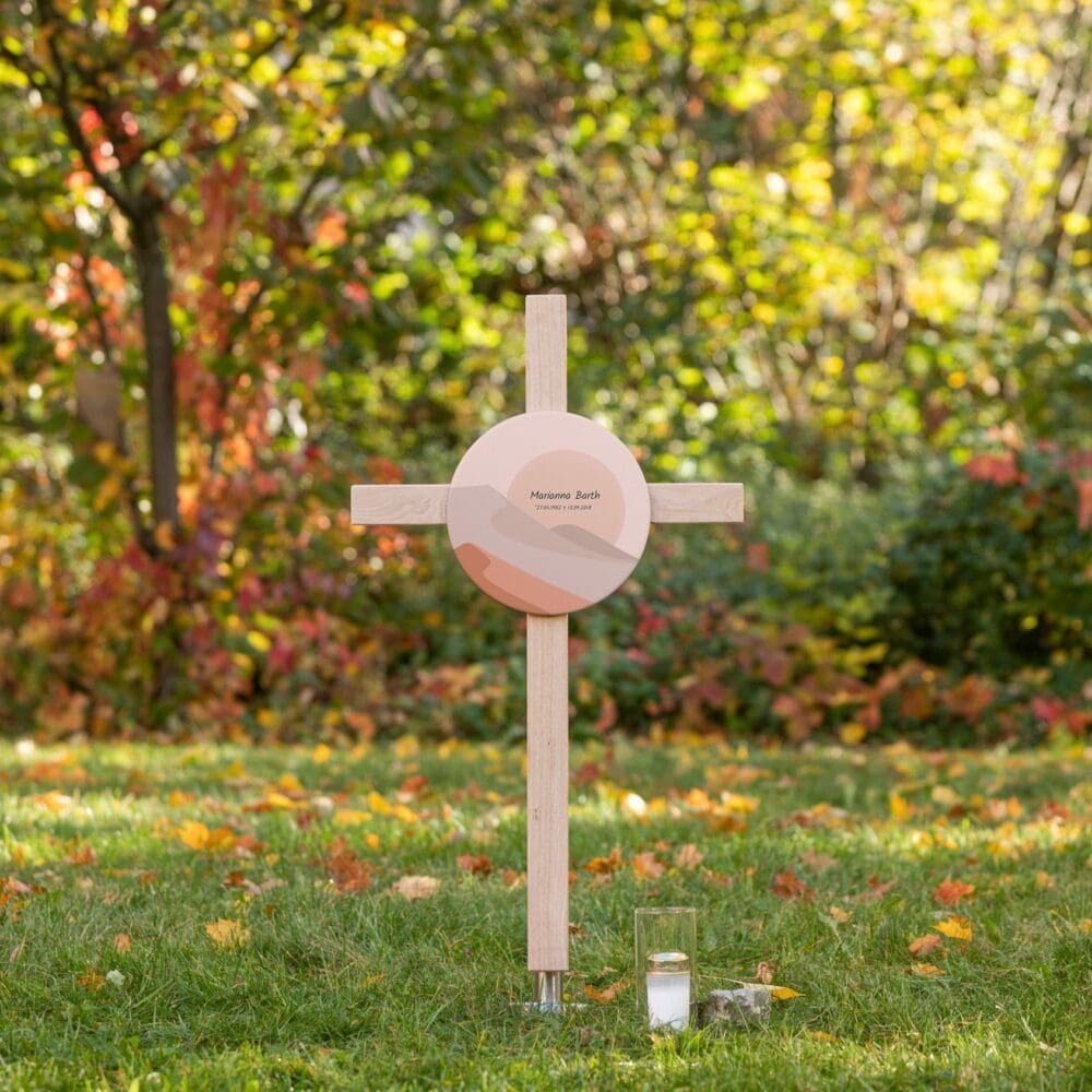 Design-Grabkreuz mit farbig gestaltetem Grabschild