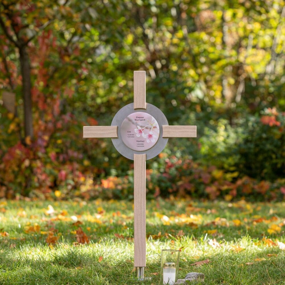 Modernes Grabkreuz K4VPE.KR20 mit Platte aus Cortenstahl und rundem Emaille-Grabschild