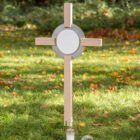 Modernes Holzkreuz K4VPE.KR20 mit Cortenstahl-Platte und Emaille-Grabschild