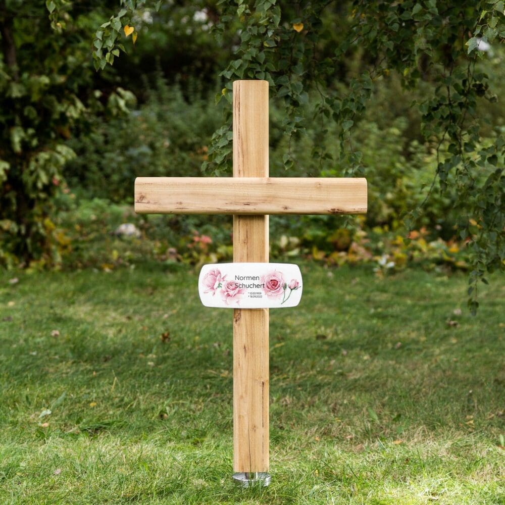 Holz-Grabkreuz K10E.EE32 mit attraktiv gestaltetem Grabschild mit Blütenmotiv
