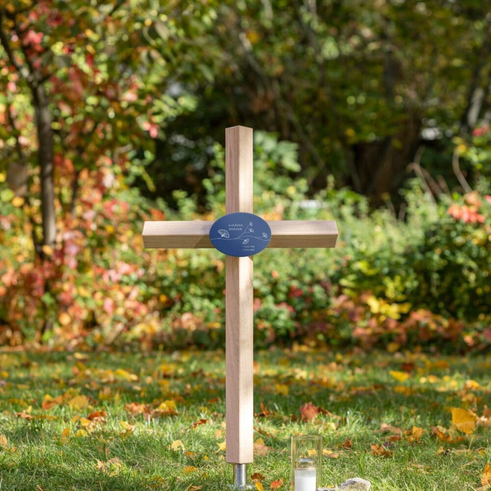 Holzkreuz K6DE.KO18 mit blauer Keramik-Grabtafel