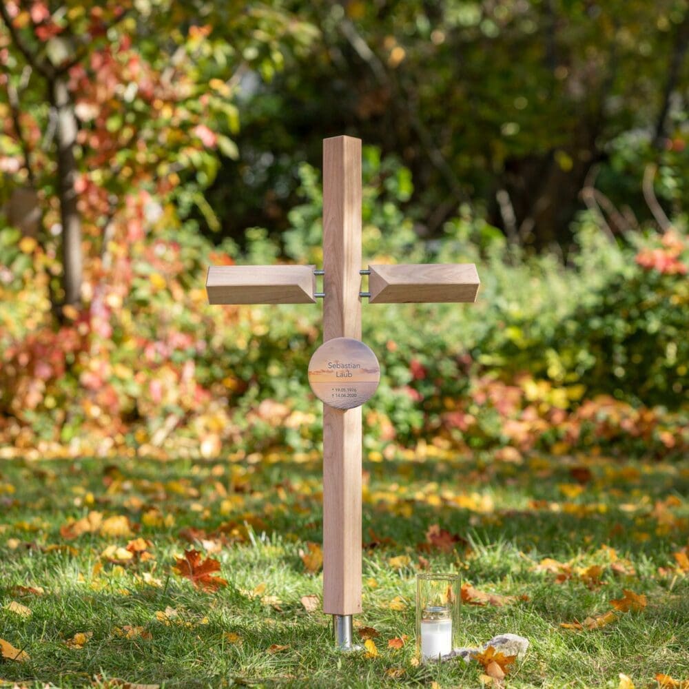 Filigranes Grabkreuz K6DFE.KR15 mit farbig gestaltetem Grabschild