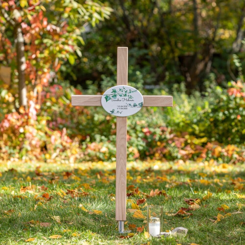 Ovale Grabplatte mit Blättermotiv als Holzkreuz K6E.KO18