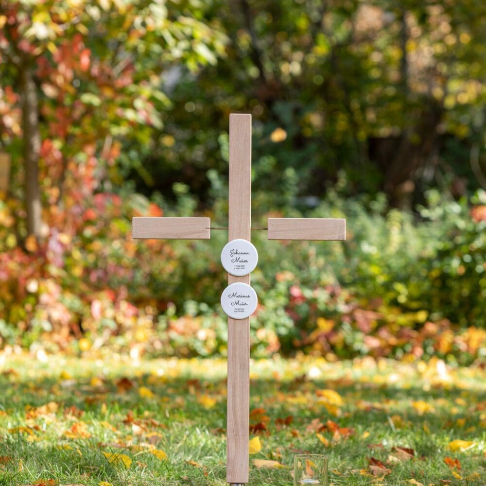 Holzkreuz K6KBE.2KR10 als Paar-Grabmal mit Namensplaketten aus Keramik