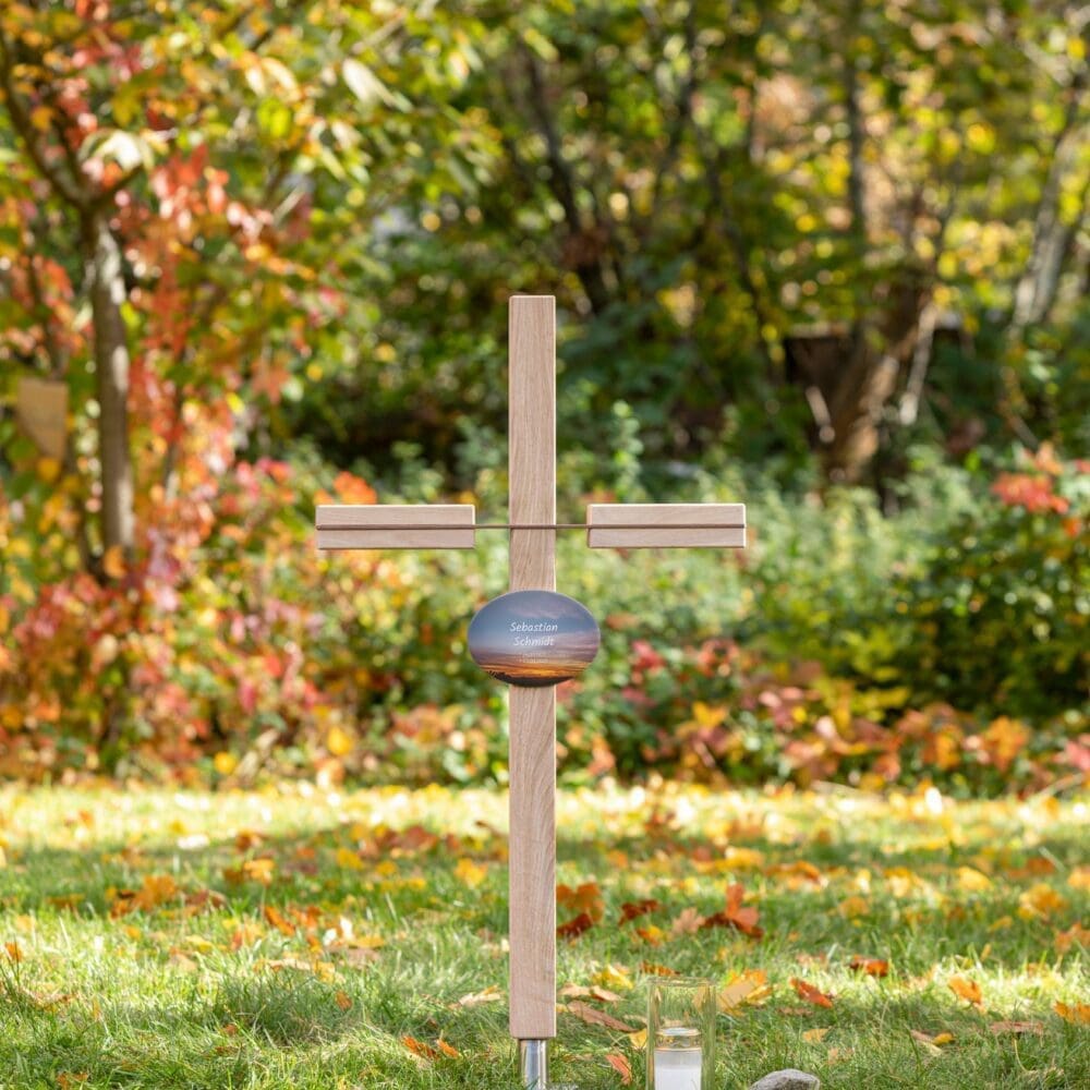 Modernes Holzkreuz K6KBE.KO18 mit Grabtafel im Sonnenuntergangs-Design aus Keramik