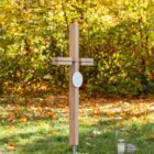 Design-Holzkreuz K6KBE.KO18 für Erd- oder Urnengrab mit ovaler Grabtafel zur individuellen Gestaltung