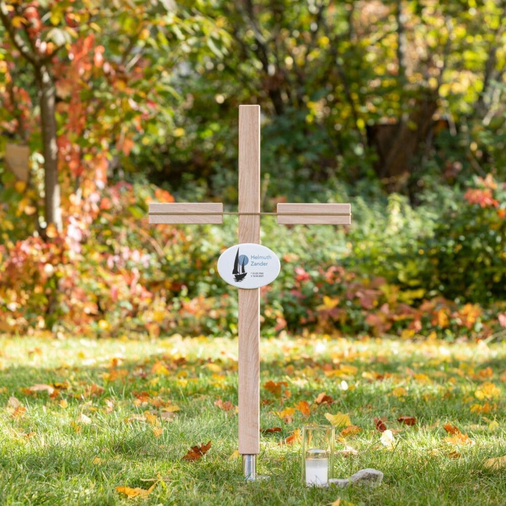 Grabkreuz K6MBE.KO18 für ein Urnen- oder Erdgrab mit individuell designtem Keramik-Grabschild