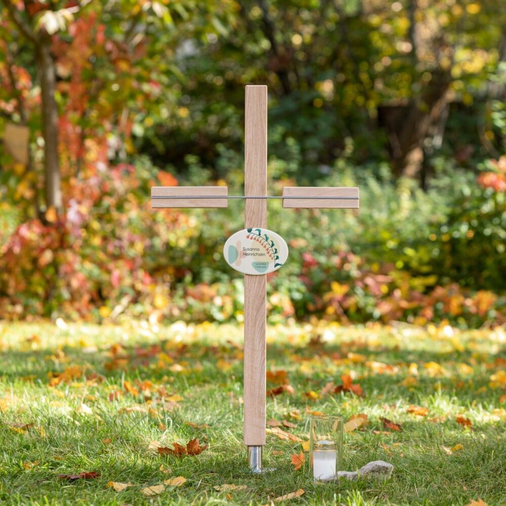 Grabkreuz K6VABE.KO18 mit Stahlverbindung und farbig bedrucktem Grabschild mit floralem Motiv