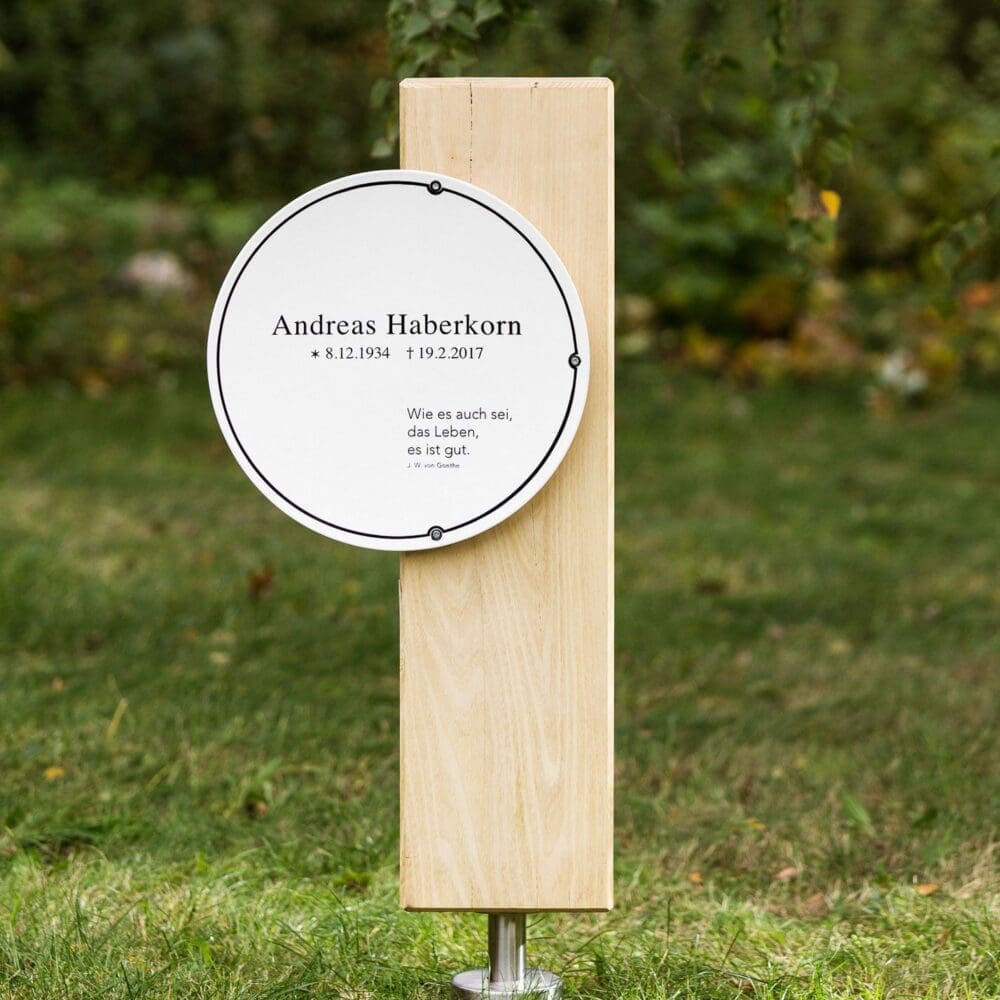 Grabmal SB14.ER32 aus Holzbalken mit schwarz-weiß beschrifteter Grabtafel
