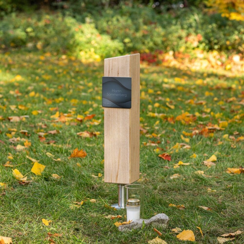 Grabstele SB14.KE15 aus Holz mit schwarzer Grabtafel
