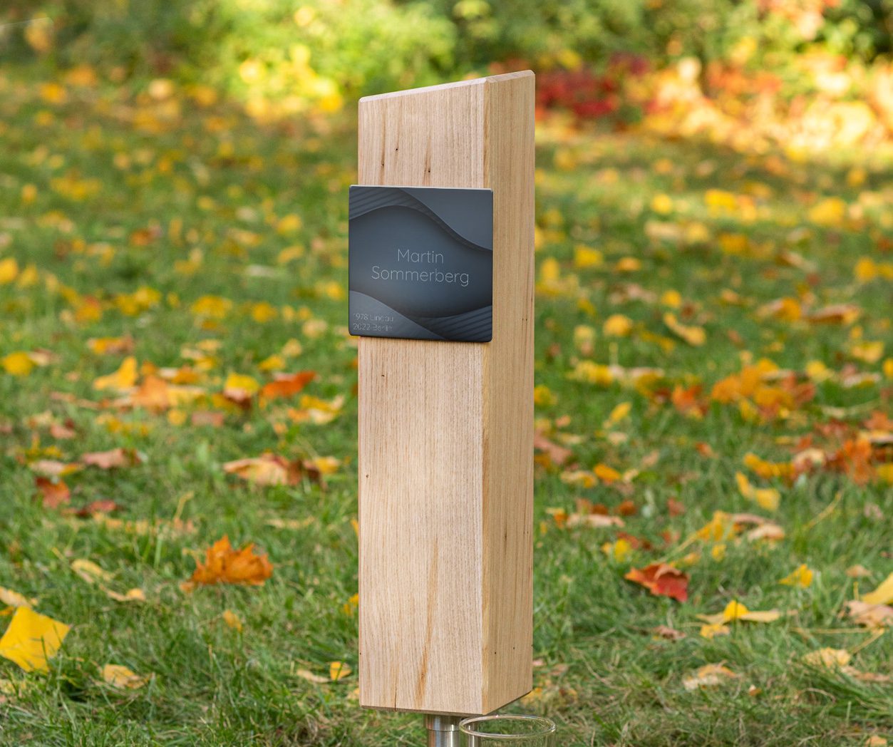 Moderne Holzgrabstele SB14.KE15 mit quadratischem Grabschild in Schwarz