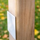 Grabstele SB14.KE15 aus Holz mit quadratischem Emaille-Grabschild