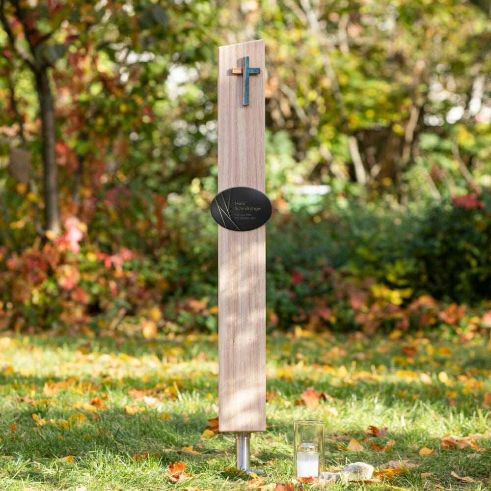 Große Grabstele SB14E.KO18 mit elegantem Bronze-Kreuz