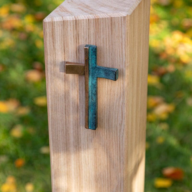 Große Grabstele SB14E.KO18 mit Bronze-Kreuz