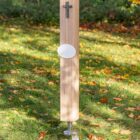 Stele SB14E.KO18 als Grabstein aus Holz mit individualisierbarem Grabschild und Bronzekreuz