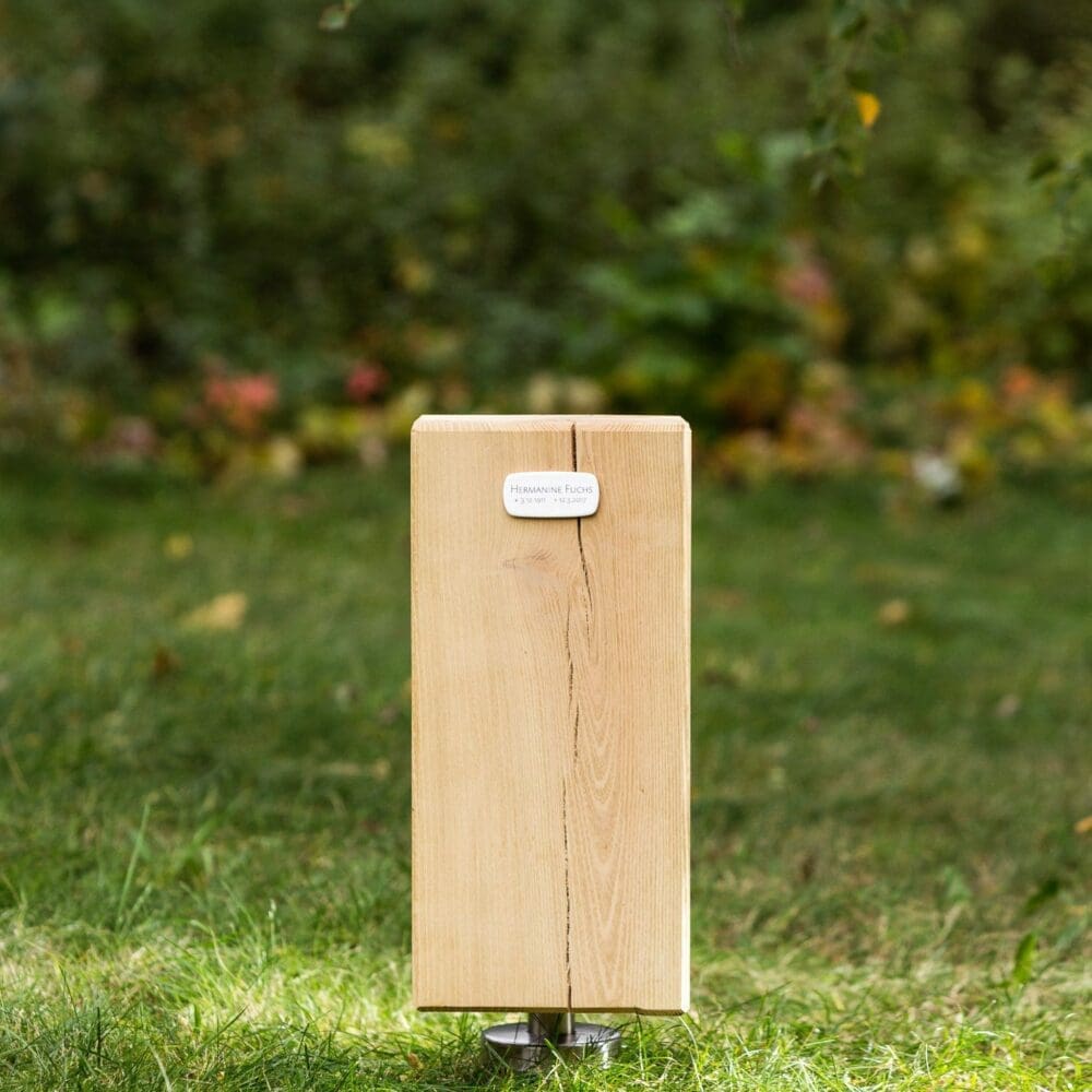 Holzblock SB24.KE8 als Holzgrabmal für eine Urnengrabstätte