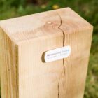 Holzblock SB24.KE8 als modernes Grabmal mit schlichtem Grabschild