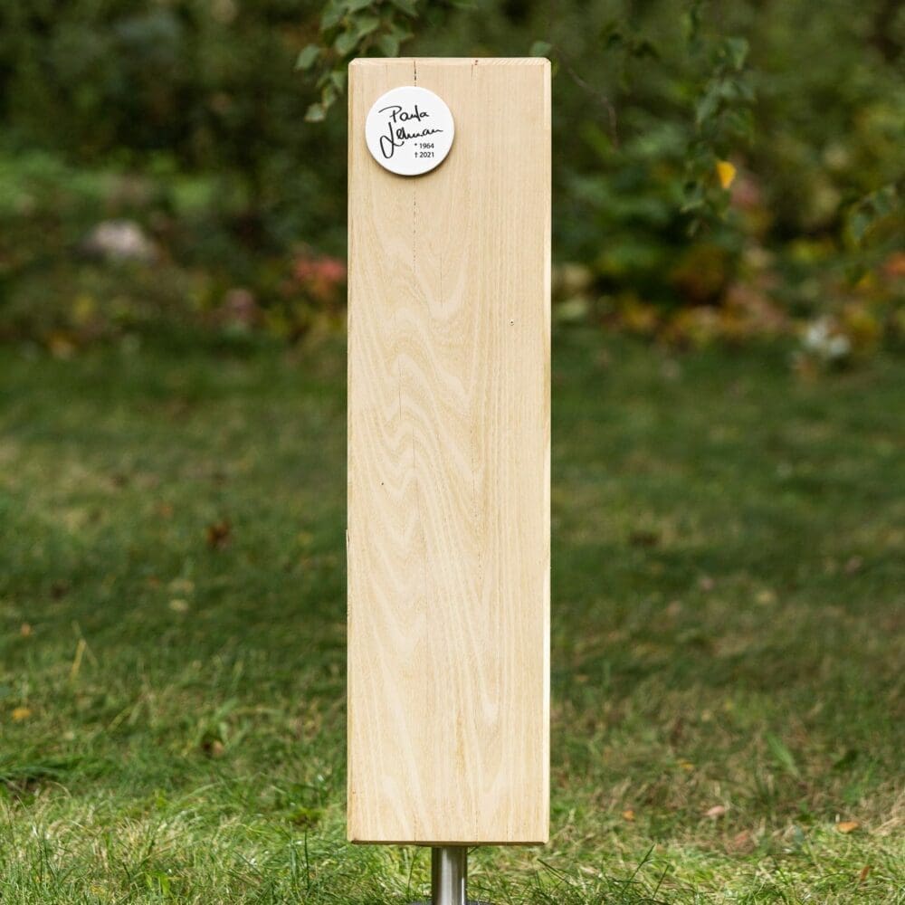 Hohe Holzstele als Erdgrabmal SB24.KR10 mit Grabschild mit Signatur und Lebensdaten