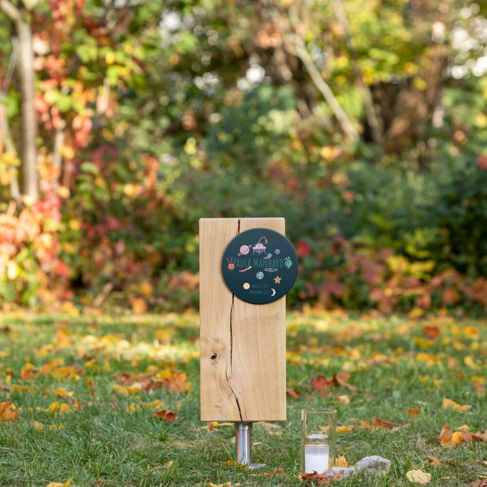 Holzblock als Kindergrabmal SB24.KR20 mit bunter Grabtafel