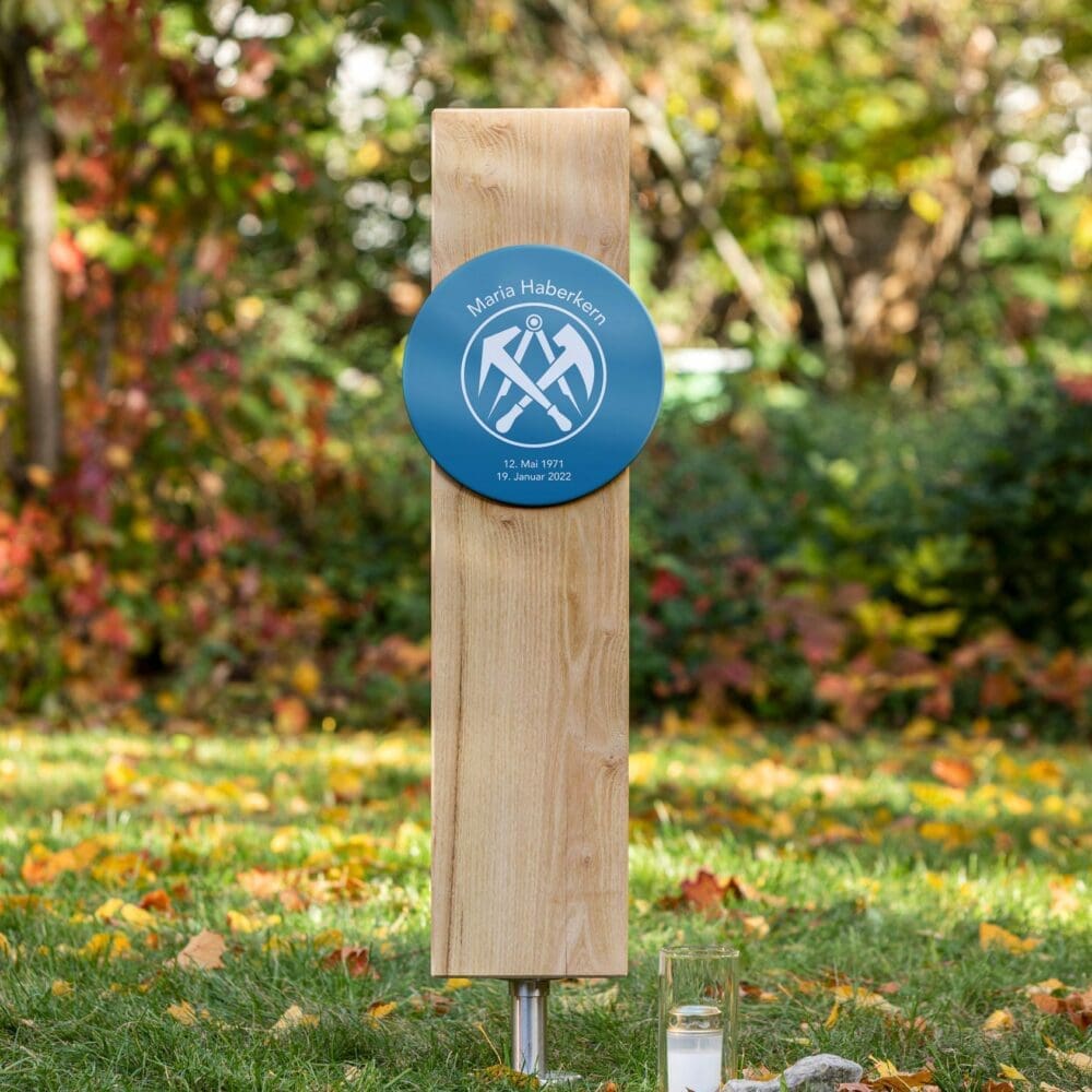 Design-Holzgrabmal SB24E.ER32 mit rundem Grabschild mit Zunftzeichen in Blau-Weiß