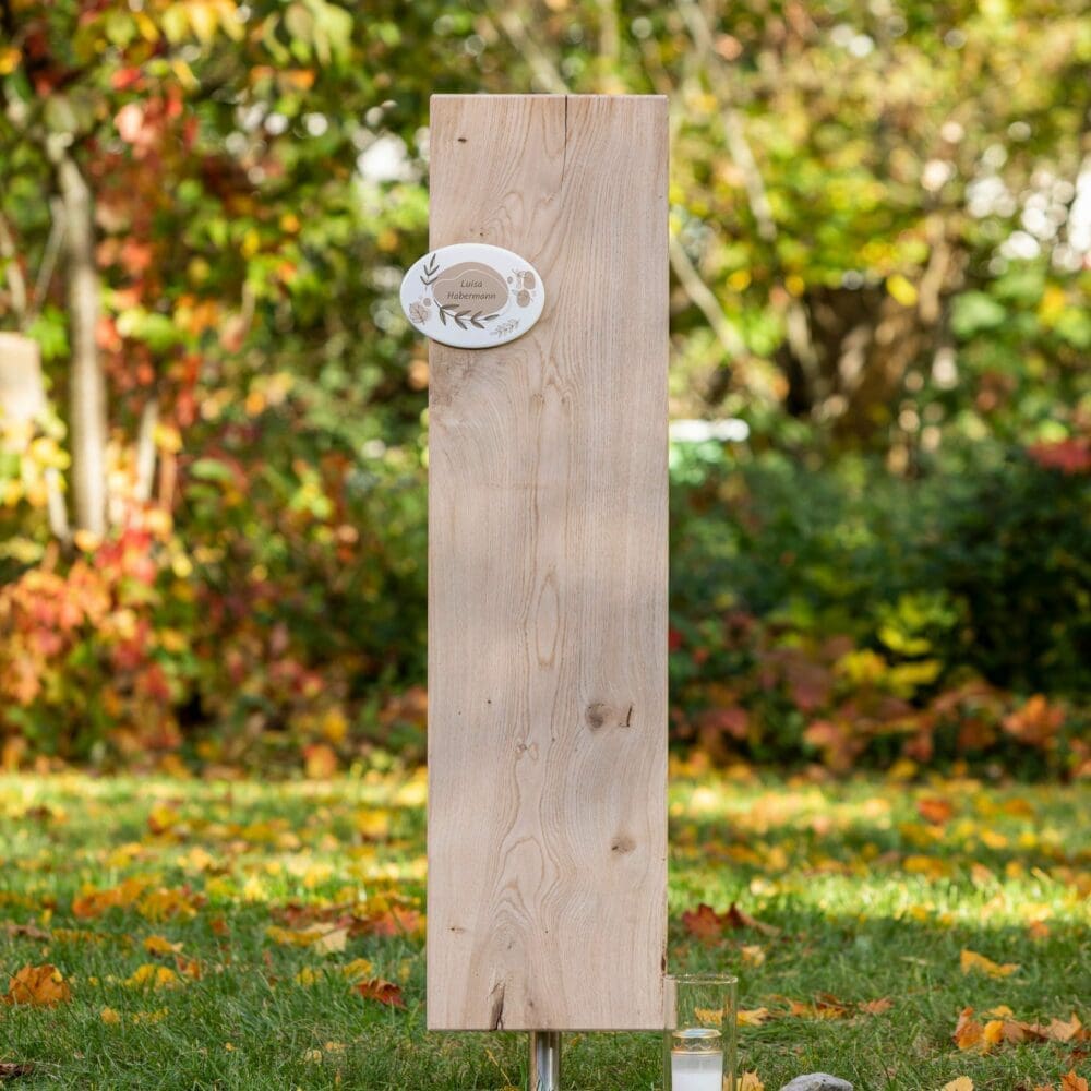 Grabstein aus Holz SB25.KO12 mit individualisierter Grabtafel
