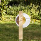 Holzstele SB3.ER52 als Grabmal mit rundem, farbig designtem Grabschild