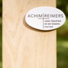 Lange Grabstele SB3.KO8 aus Holz mit dezenter Namensplakette