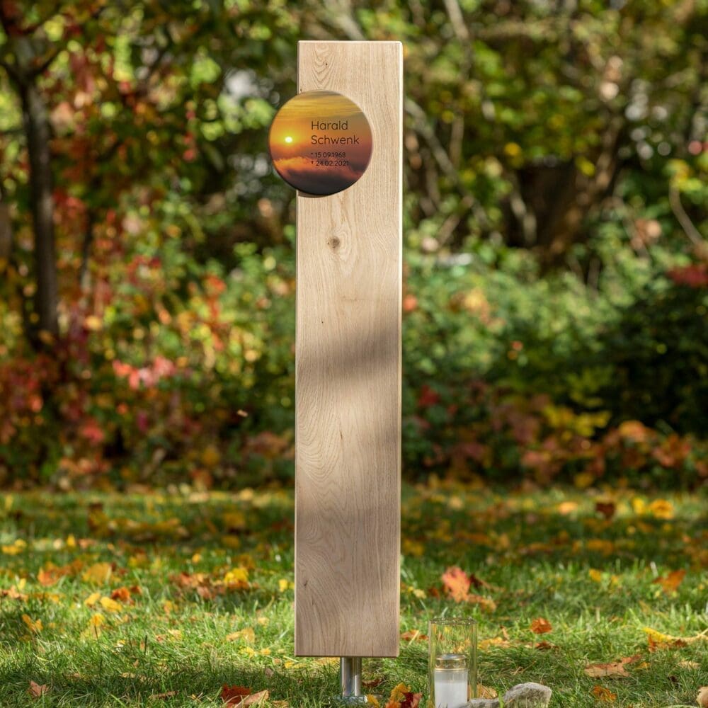 Holzstele für Urnen- oder Erdgrab mit farbig gestalteter Grabplatte
