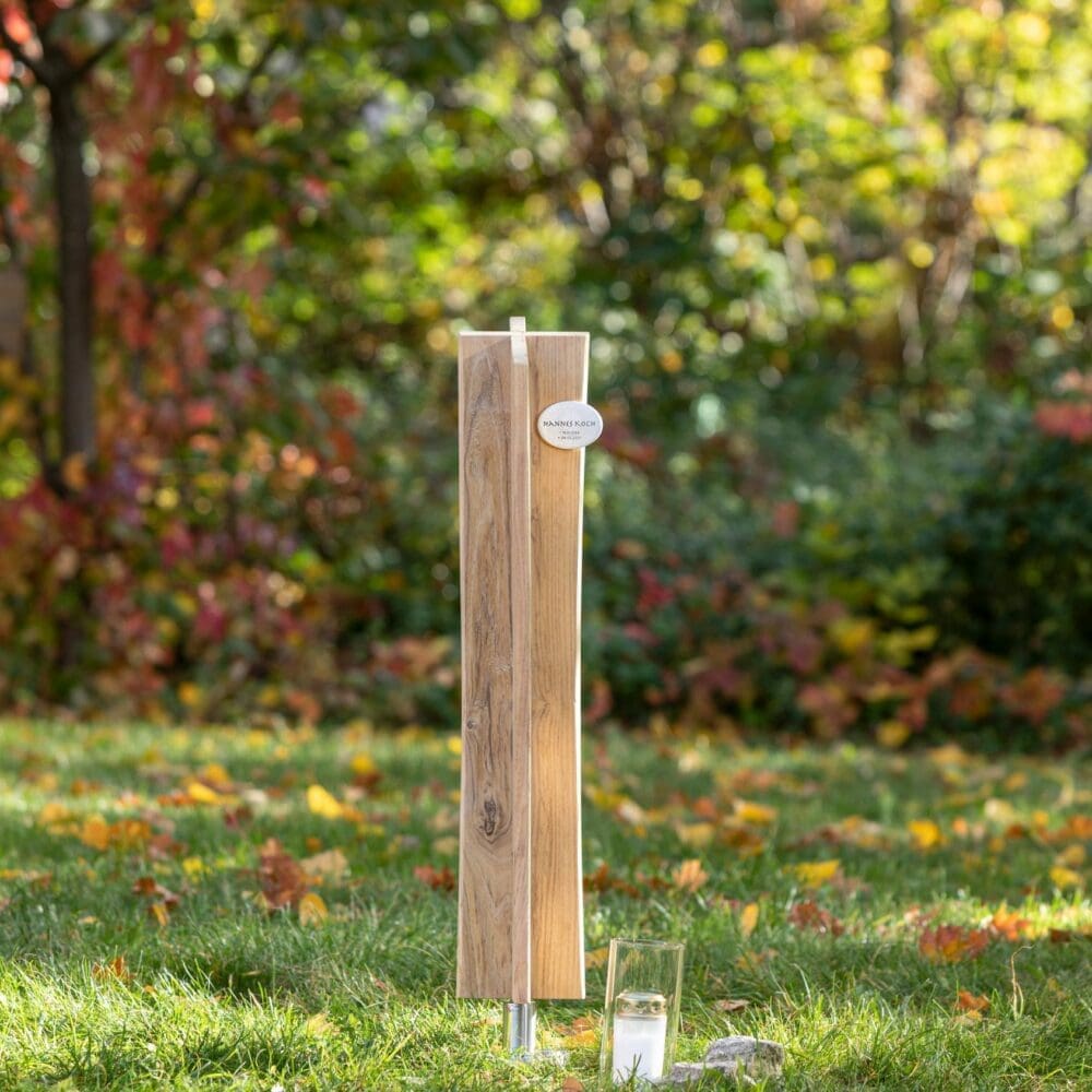 Design-Grabmal aus Holz SD1.KO8 in Kreuzform mit ovalem Grabschild