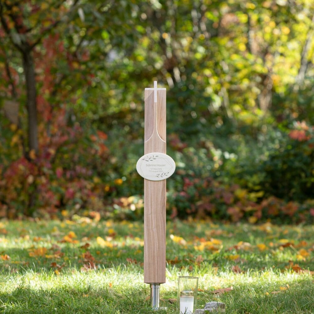 Grabstele SK1.KO18 in Kreuzform mit ovalem Emailleschild