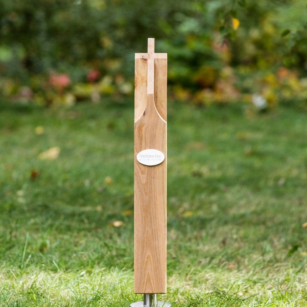 Holzstele als Grabmal SK1.KO8 mit Grabschild