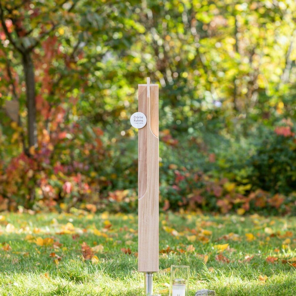Holzstele SK2.KR10 für Urnen- oder Erdgrab, in Kreuzform zulaufend