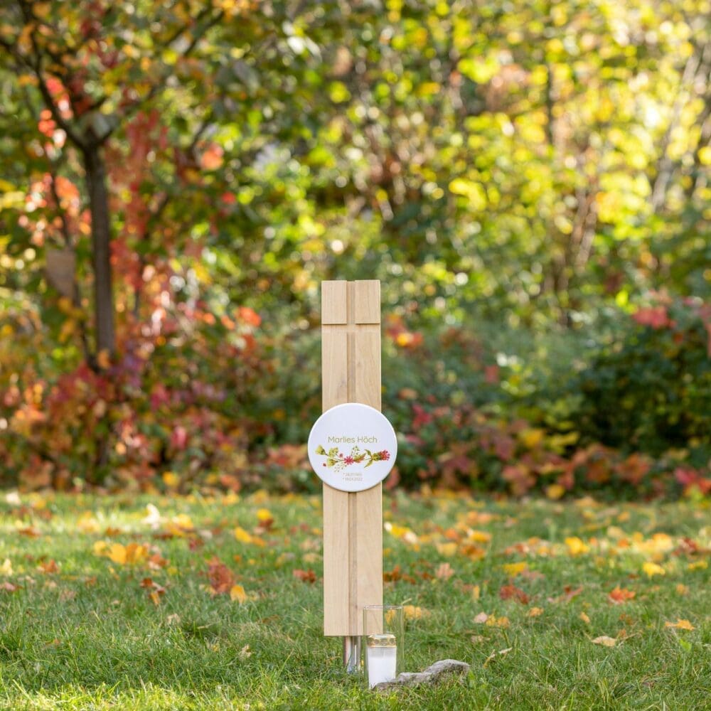 Kreuzstele SK3.KR20 mit runder, farbig gestalteter Grabtafel