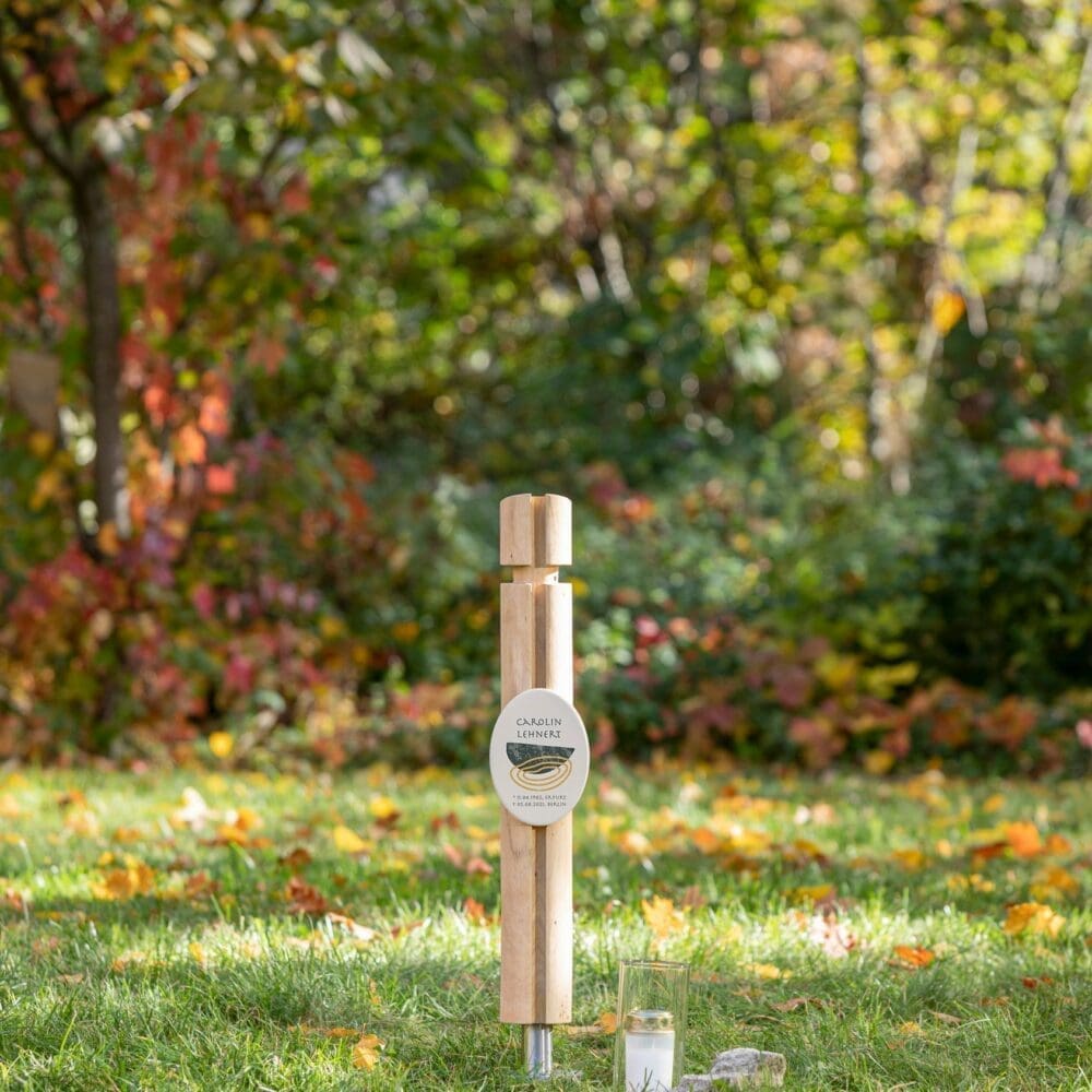 Runde Holzstele SK4.KO18 mit farbig gestalteter Grabtafel für ein Urnengrab