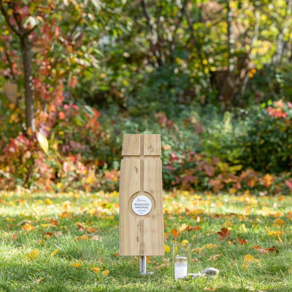 Moderne Grabstele SK5.KR10 für ein Urnengrab mit rundem Emailleschild