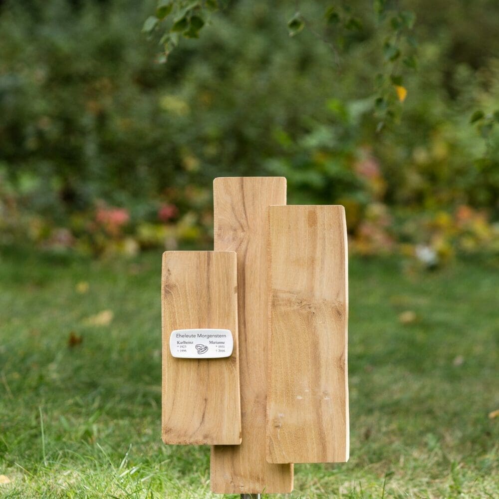 Urnengrabmal SL1.KE8 aus Holz mit individuell bedrucktem Grabschild