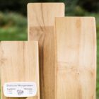 Holzgrabmal SL1.KE8 aus profilierten Planken, individuell beschriftet mit bedrucktem Grabschild