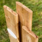 Grabstele SL2.2KO12 aus profiliertem Holz mit Porzellan-Grabschild