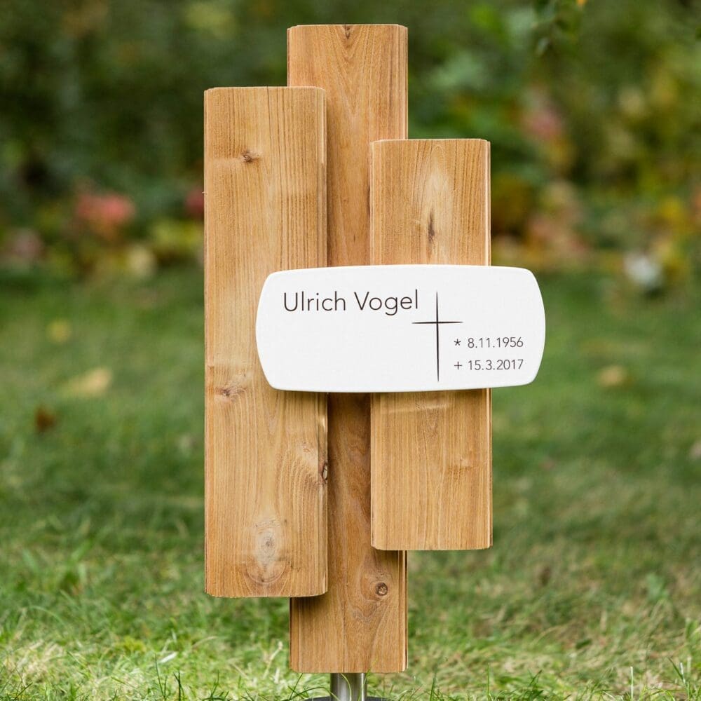 Holzgrabmal SL2.ER32 aus drei profilierten Planken mit Grabschild