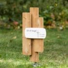Grabstein aus Holz Grabmal Holzgrabstein SL2.ER32 aus profilierten Planken aus profilierten Planken mit Emaille-Grabschild für Urnengrab mit bedruckter Grabtafel