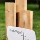 Grabmal Holzgrabstein SL2.ER32 aus profilierten Planken aus profilierten Planken mit Emaille-Grabschild