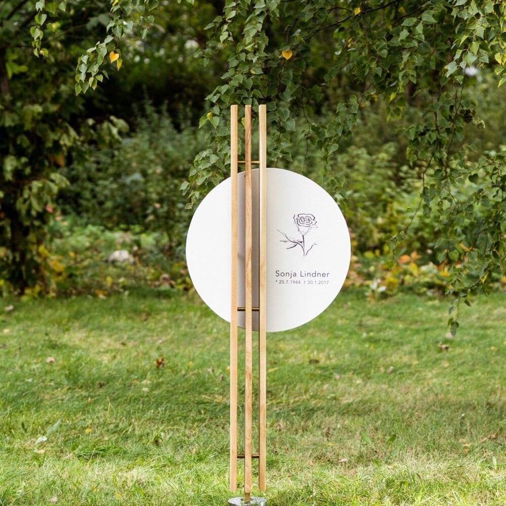 Individuelles Holzgrabmal SL3E.ER52 und Grabtafel mit Rosenmotiv