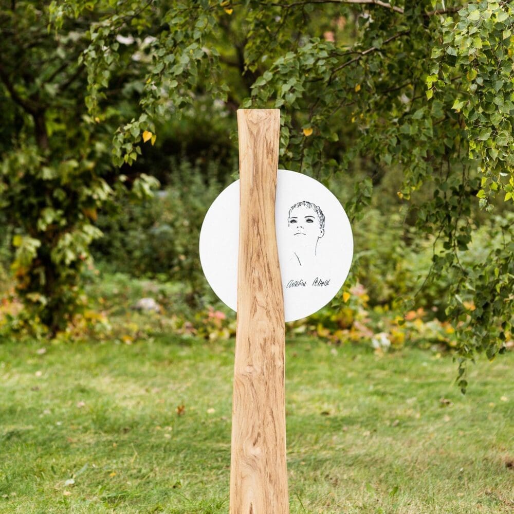 Holzstele SN20E.ER52 für Urnen- oder Erdgrab mit großem Porträt-Grabschild