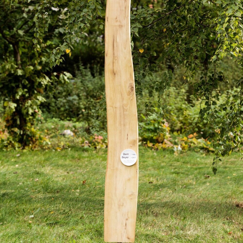 Hohe Grabstele aus Holz SN25E.KR10 mit rundem Grabschild