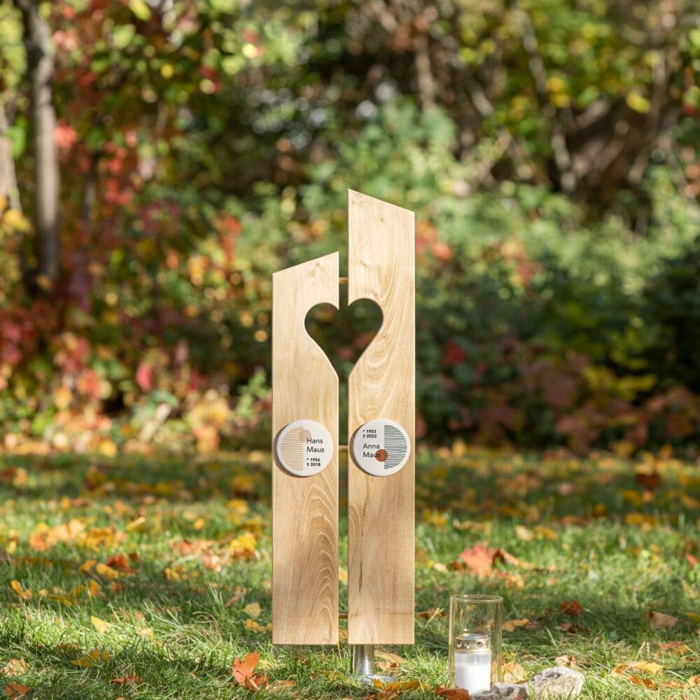 Designgrabmal für Paare SP1.2KR10 mit runden Grabtafeln und Herz-Motiv