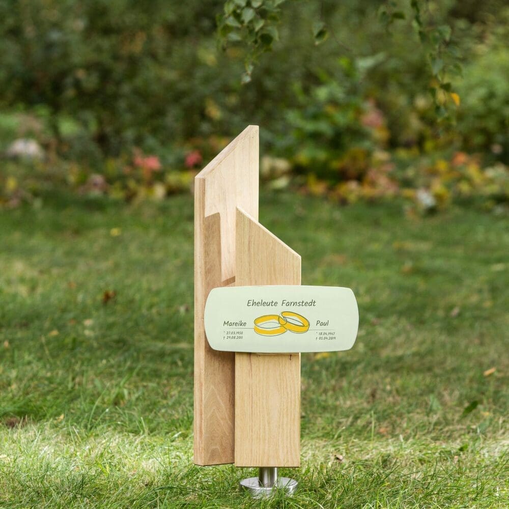 Urnengrabmal SP2.EE32 für Eheleute aus Holz mit buntem Grabschild