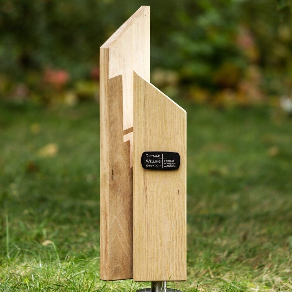 Grabstele SP5.KO12 aus Robininenholz mit schwarz-weißem Grabschild