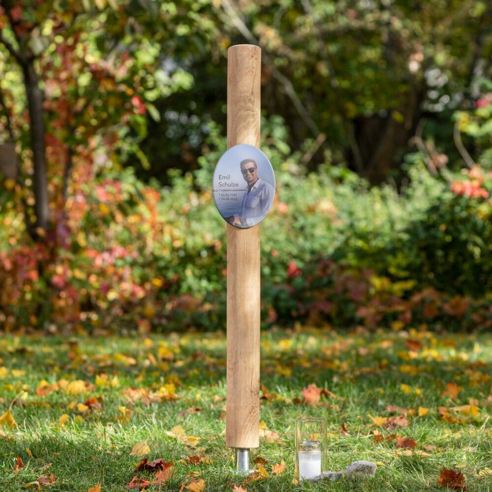 Grabstele SR10E.KO24 aus Naturholz mit attraktivem Grabbild